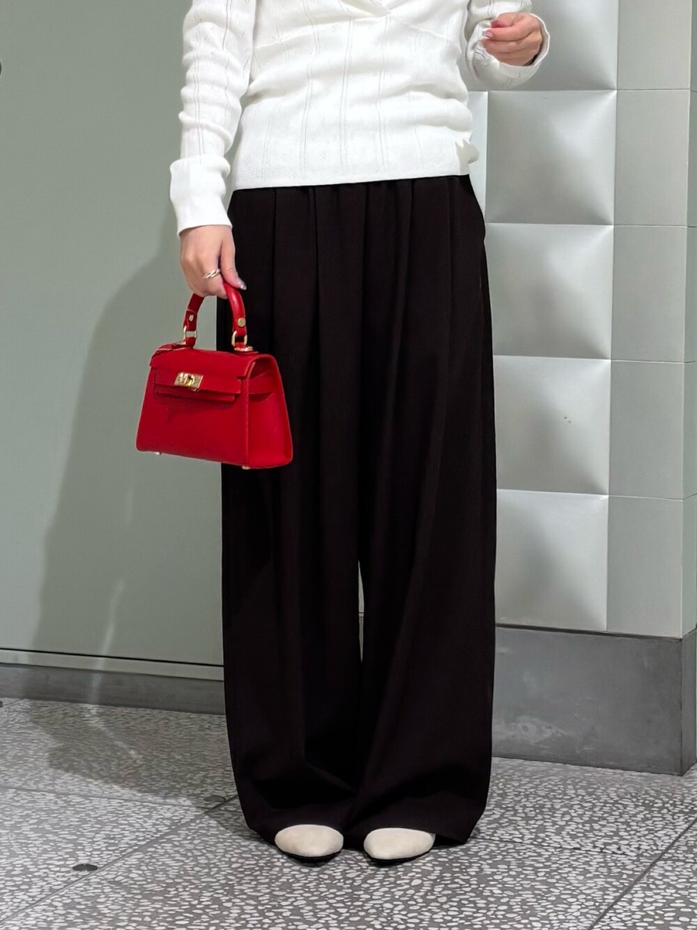 ホワイト系のニット/セーター、ホワイト系のニット/セーター、ブラウン系のその他パンツを着用したレディースの冬コーディネートの5枚目の写真