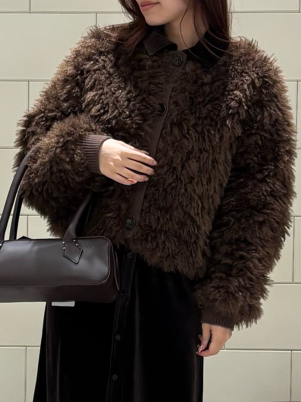 ブラウン系のワンピースを着用したレディースの秋コーディネートの4枚目の写真