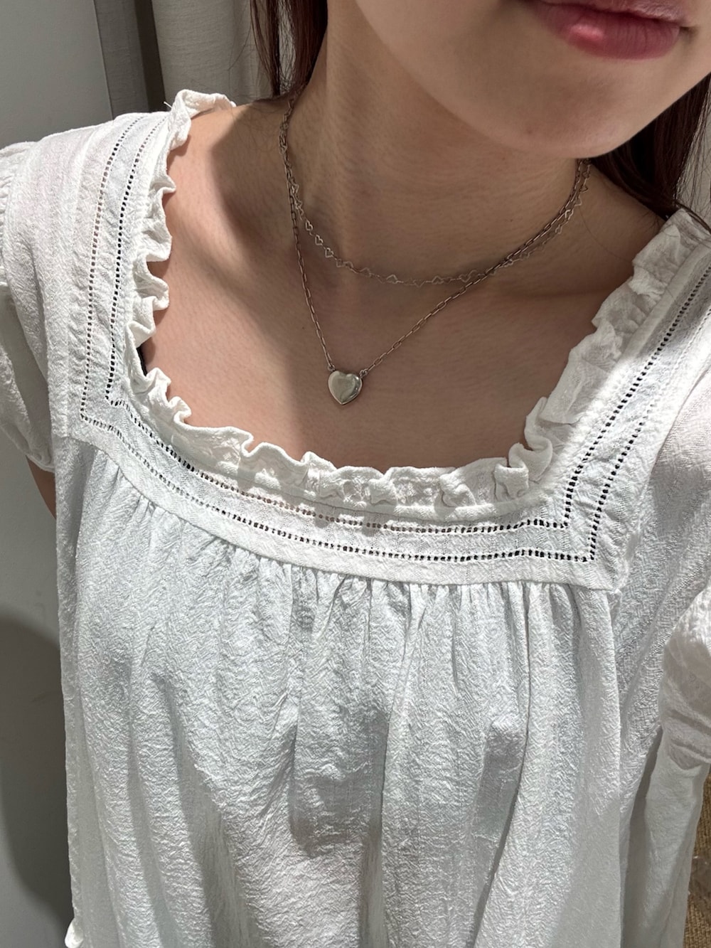 ホワイト系のシャツ/ブラウス、ブルー系のデニムパンツ、ブラック系のサンダルを着用したレディースの夏コーディネートの4枚目の写真