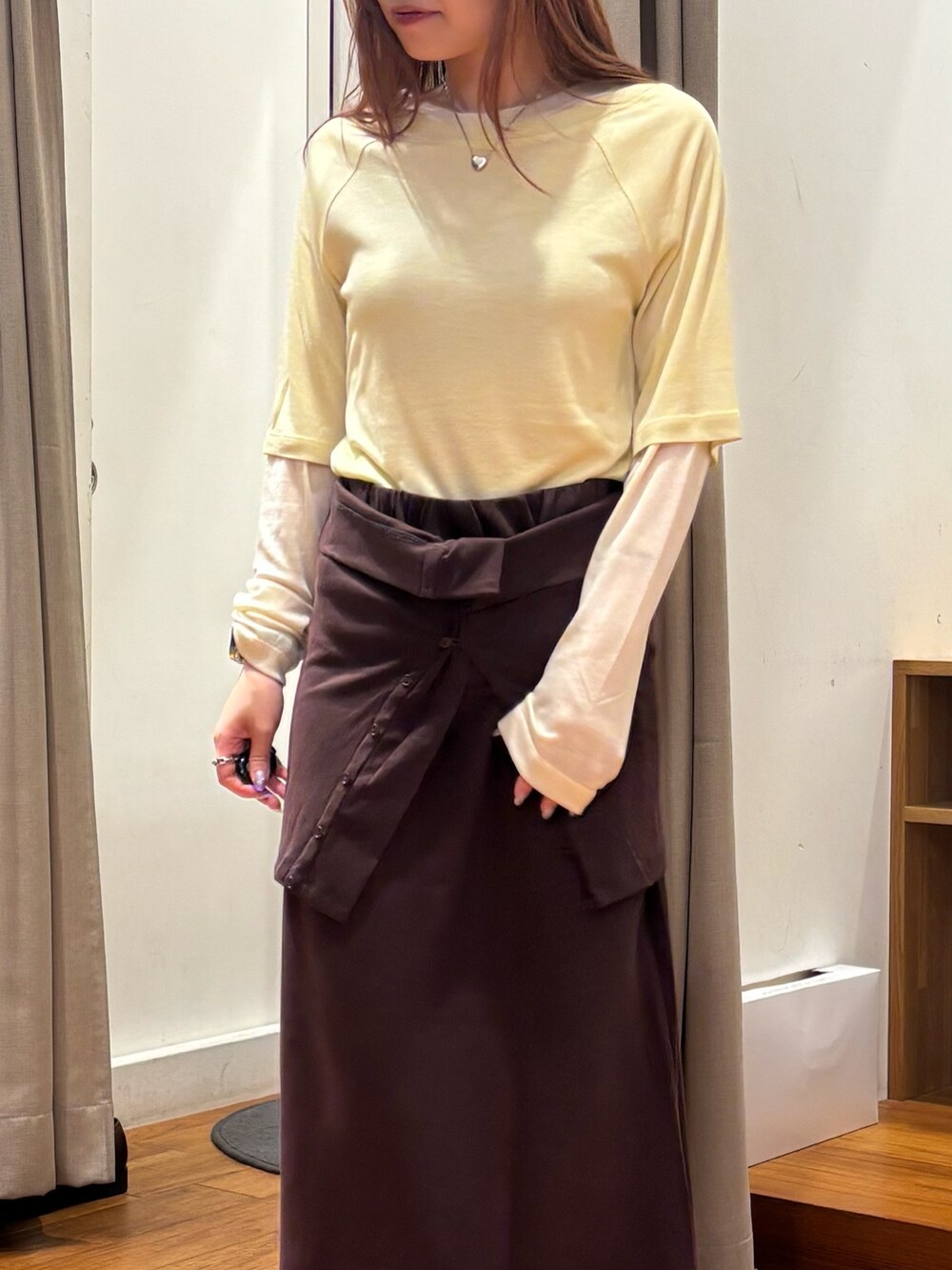 イエロー系のTシャツ/カットソー、ブラウン系のスカートを着用したレディースの夏コーディネートの3枚目の写真