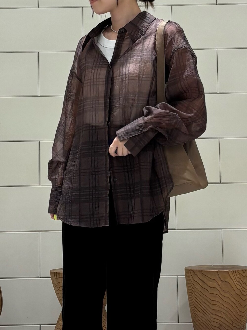 ホワイト系のタンクトップ、ブラウン系のシャツ/ブラウス、イエロー系のトートバッグを着用したレディースの夏コーディネートの4枚目の写真