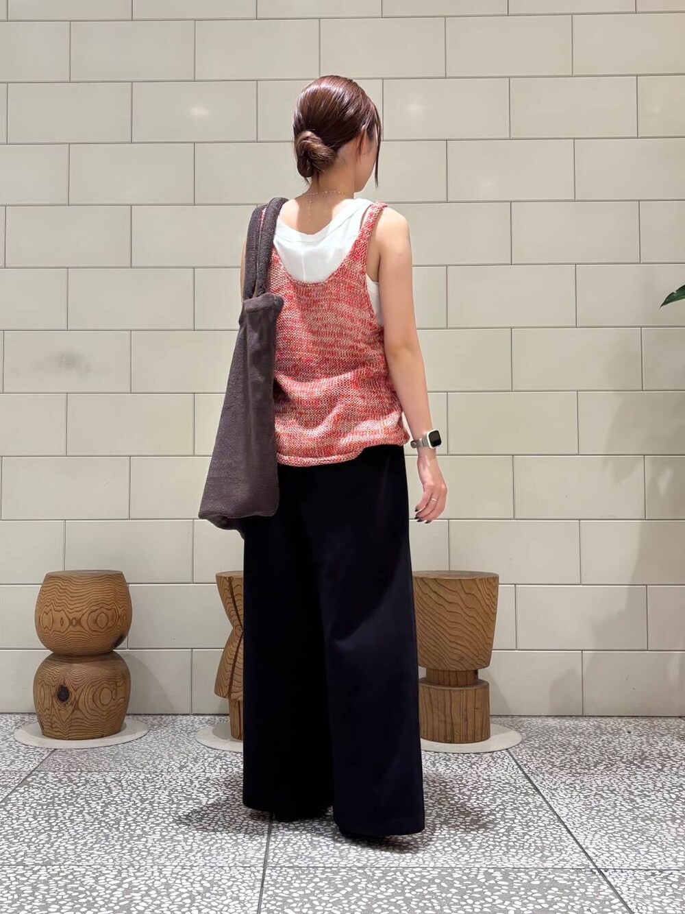 ブラック系のその他パンツ、レッド系のニット/セーター、ホワイト系のタンクトップを着用したレディースの夏コーディネートの2枚目の写真