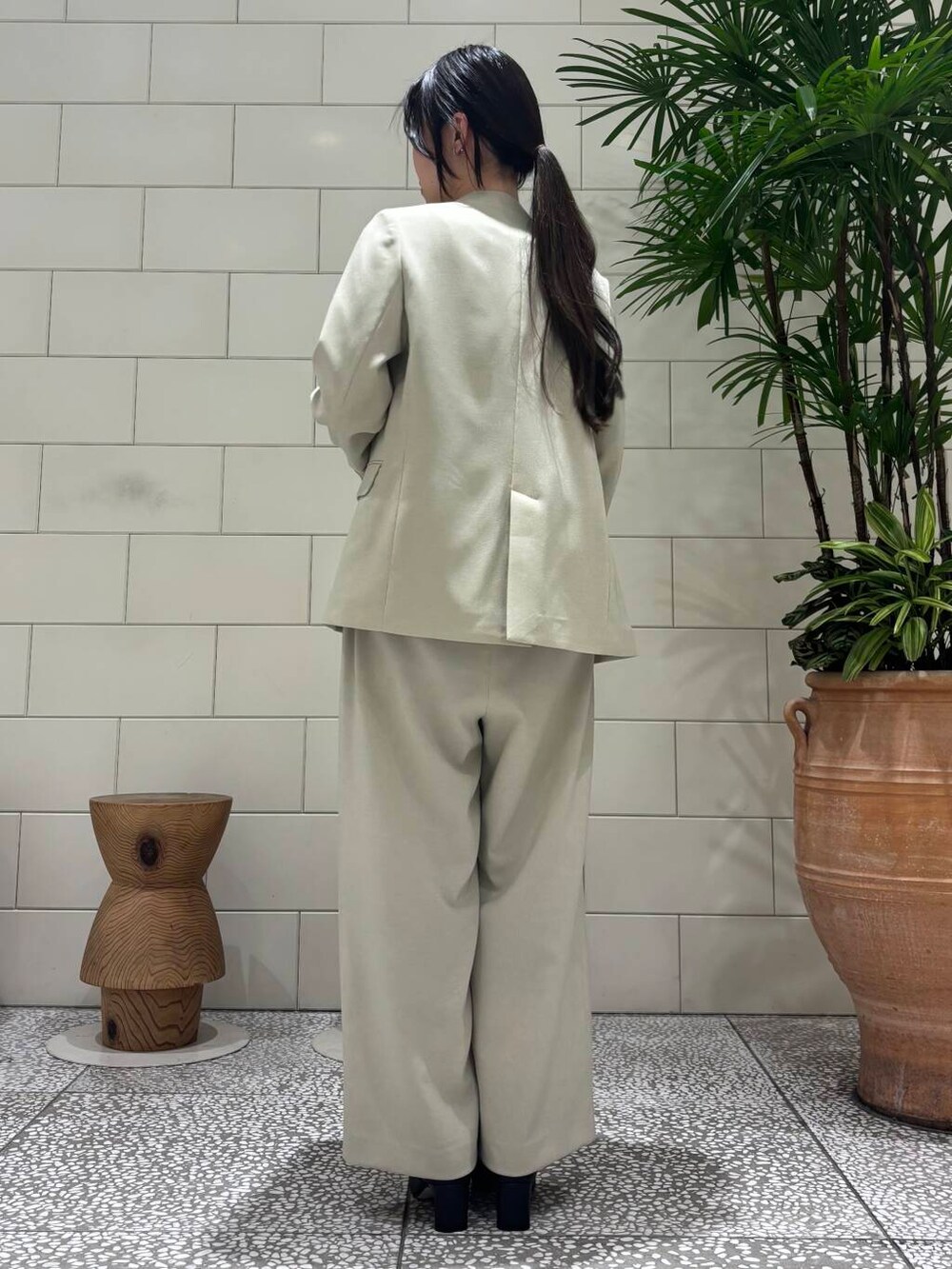 ベージュ系のサロペット/オーバーオール、ベージュ系のノーカラージャケット、ブラック系のハンドバッグを着用したレディースの冬コーディネートの3枚目の写真