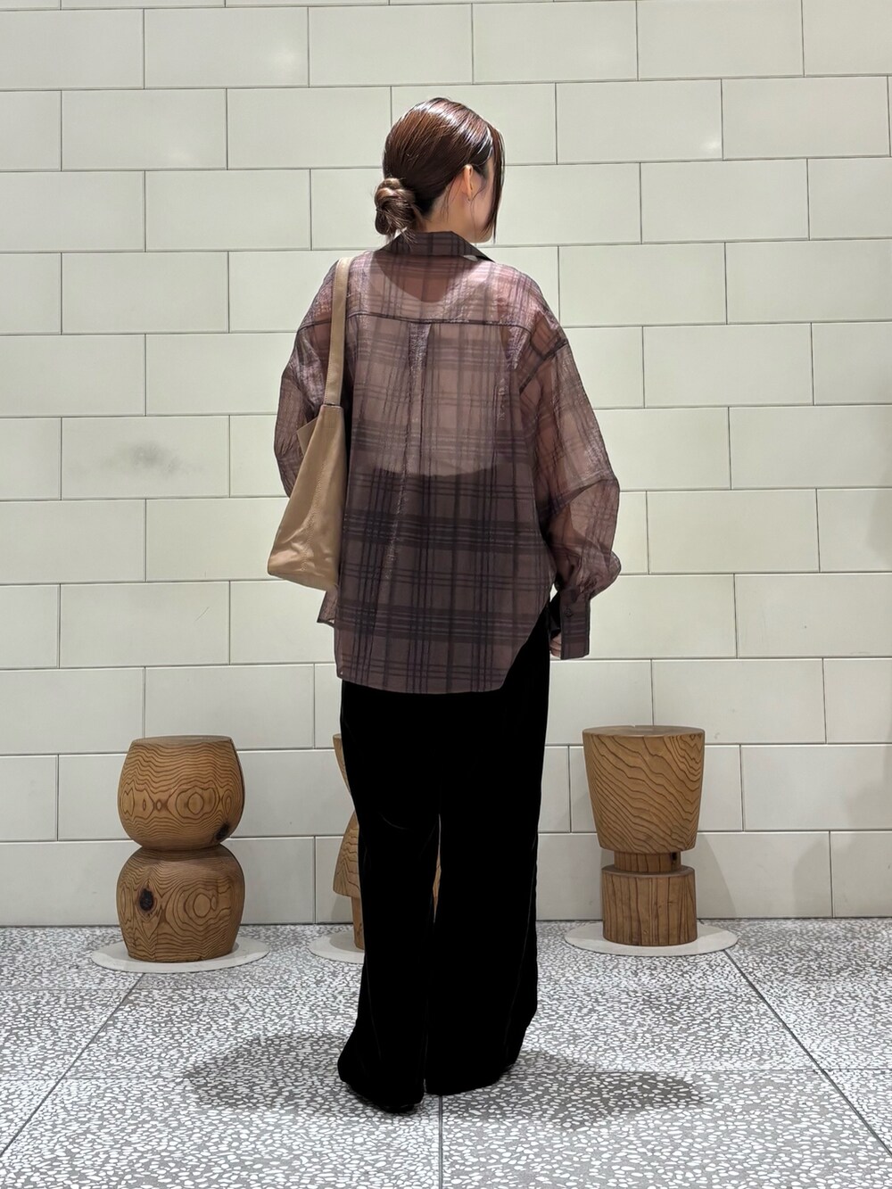 ホワイト系のタンクトップ、ブラウン系のシャツ/ブラウス、イエロー系のトートバッグを着用したレディースの夏コーディネートの2枚目の写真