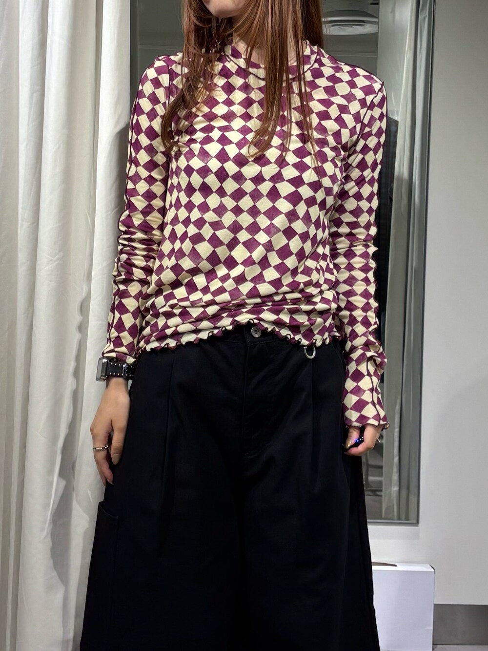 ブラック系のその他パンツ、パープル系のTシャツ/カットソーを着用したレディースの夏コーディネートの3枚目の写真