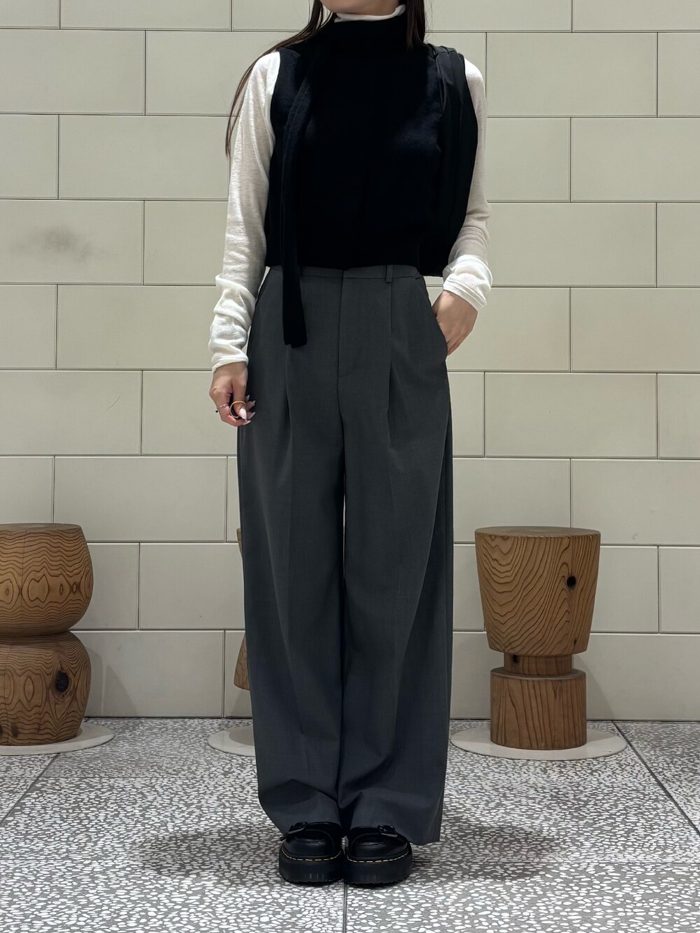 ブラック系のニット/セーター、ホワイト系のニット/セーター、グレー系のその他パンツを着用したレディースの秋コーディネートの2枚目の写真