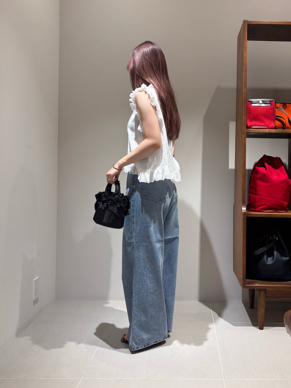 ホワイト系のシャツ/ブラウス、ブルー系のデニムパンツ、ブラック系のサンダルを着用したレディースの夏コーディネートの2枚目の写真