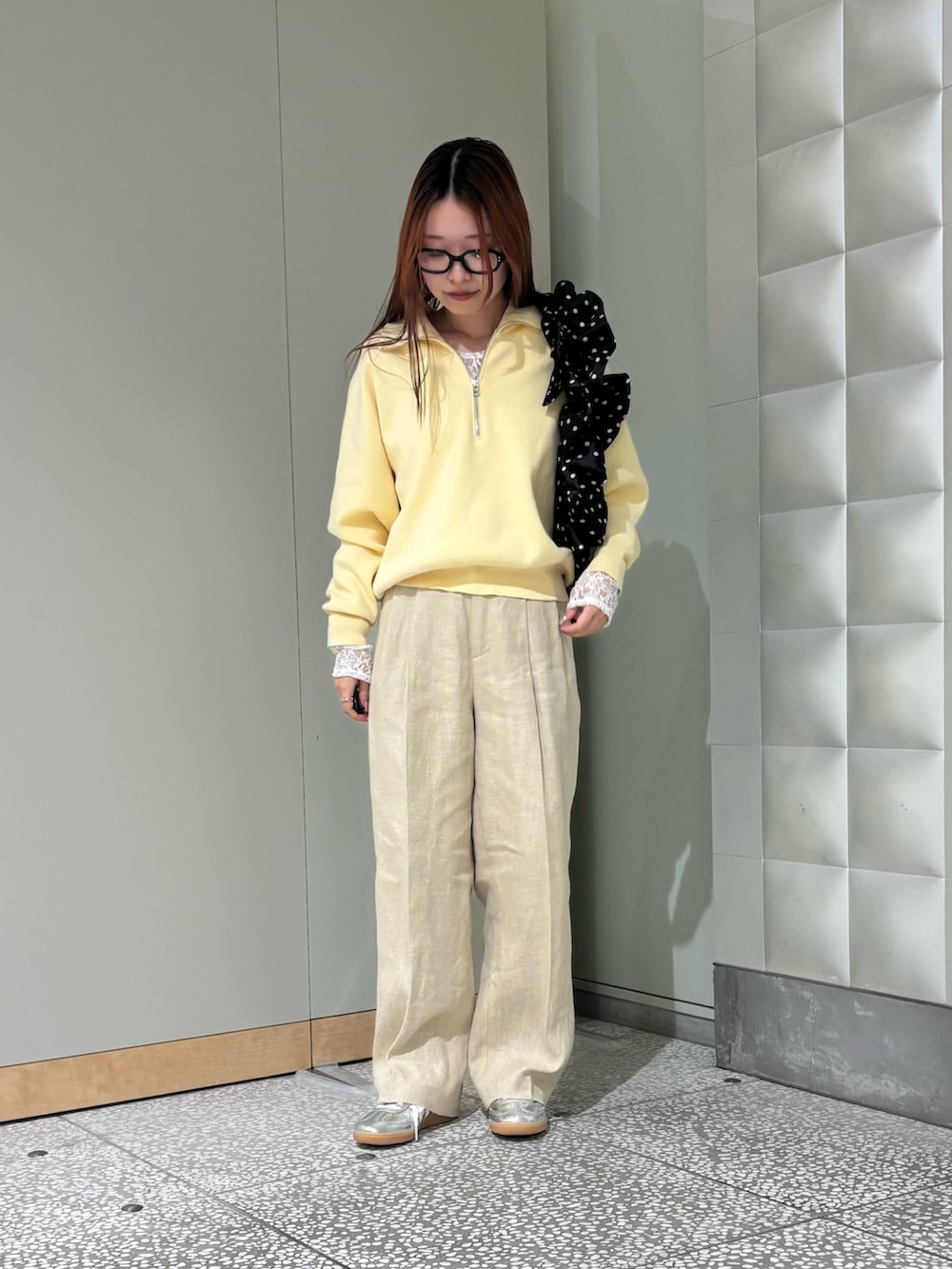 ホワイト系のTシャツ/カットソー、イエロー系のスウェット、シルバー系のスニーカーを着用したレディースの冬コーディネートの2枚目の写真