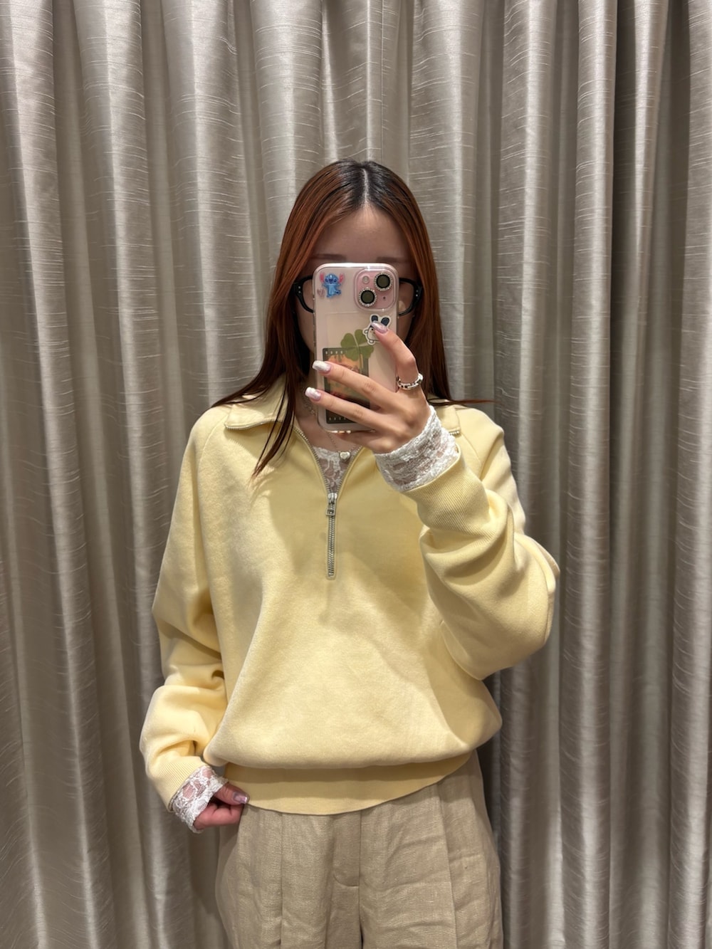 ホワイト系のTシャツ/カットソー、イエロー系のスウェット、シルバー系のスニーカーを着用したレディースの冬コーディネートの6枚目の写真