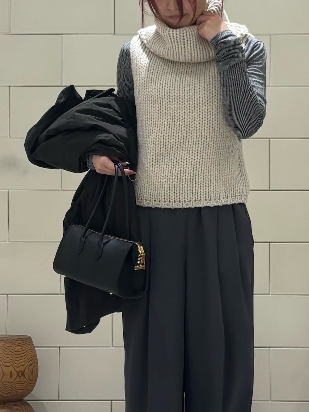 ブラック系のTシャツ/カットソー、ホワイト系のベスト、グレー系のその他パンツを着用したレディースの冬コーディネートの3枚目の写真