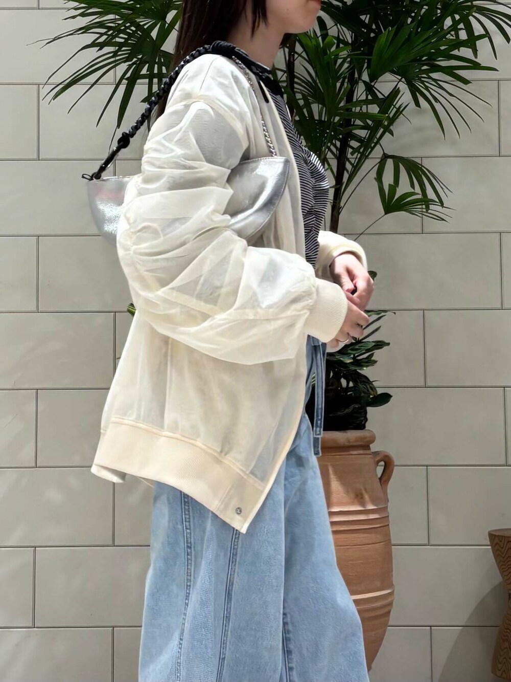 「デートコーデ、春アウター、newarrival、低身長おススメアウター、私のイチ推しブランド、暮らしを楽しむ、新作スニーカーコーデ、ベロア、おしゃれさんと繋がりたい、春服みてみて、アディダス、デニム、お洒落さんとつながりたい、今日のコーデ、大人可愛い」｜「URBAN RESEARCHのベロアボーダーシャーリングカットソー（Tシャツ/カットソー、ホワイト系）」を使った、COCOAさん（レディース・155cm）の冬コーディネートの6枚目の写真