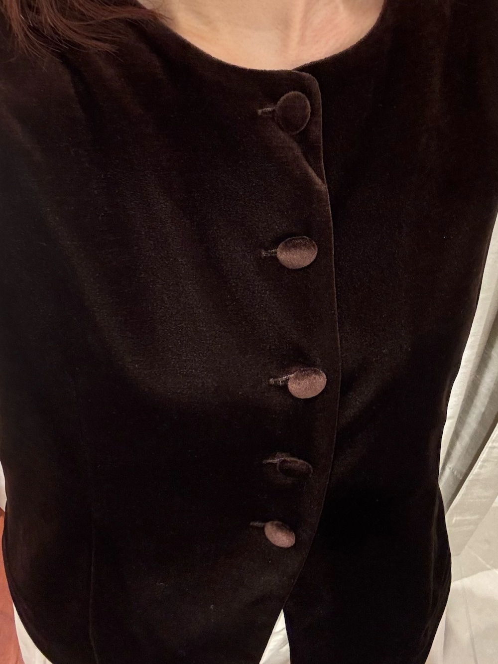 ホワイト系のTシャツ/カットソー、ブラウン系のベスト、ホワイト系のスカートを着用したレディースの秋コーディネートの6枚目の写真