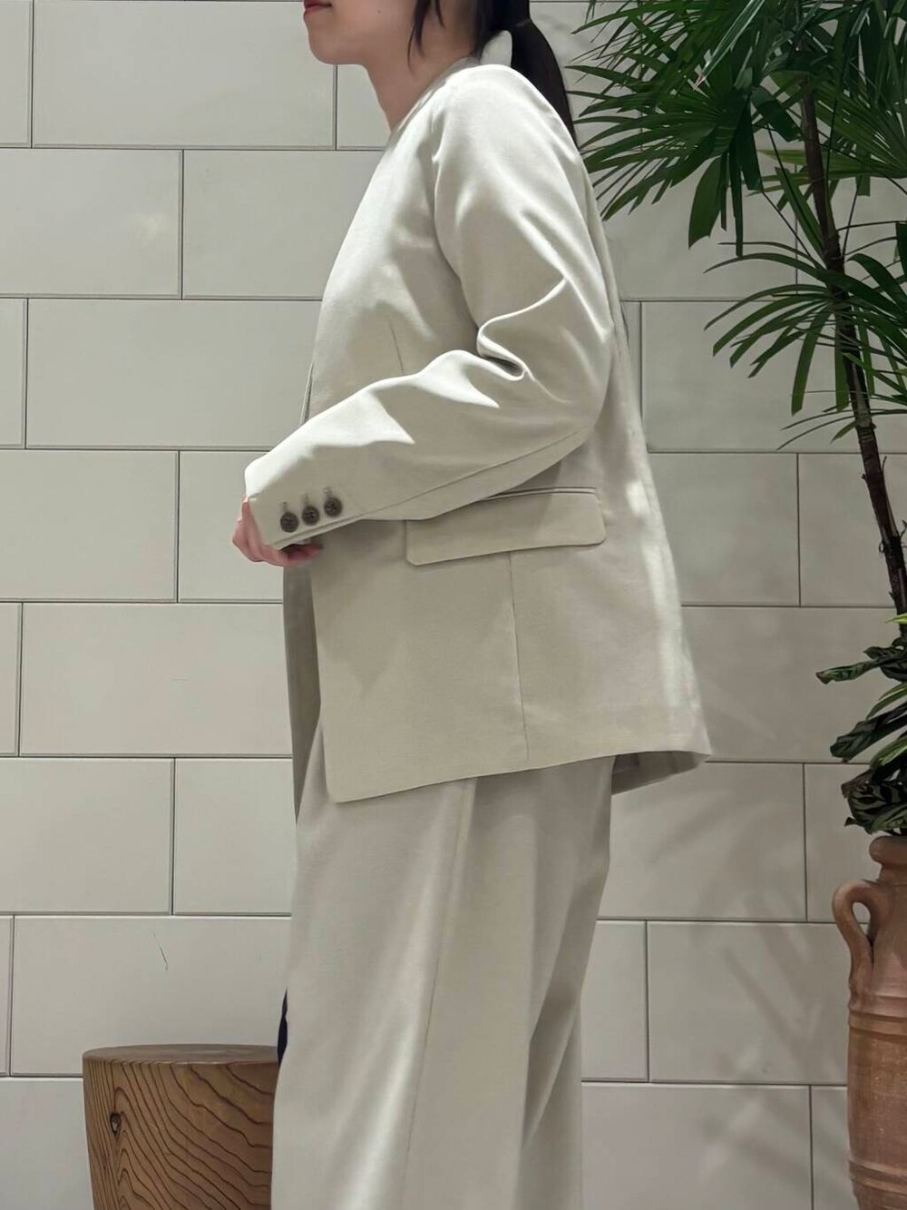 ベージュ系のサロペット/オーバーオール、ベージュ系のノーカラージャケット、ブラック系のハンドバッグを着用したレディースの冬コーディネートの6枚目の写真