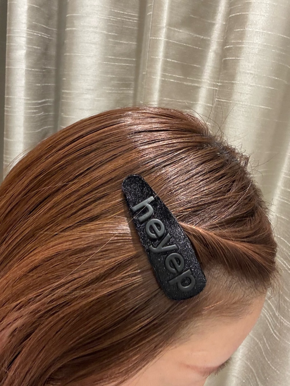 ブラック系のその他トップス、ホワイト系のカーディガン/ボレロ、ホワイト系のその他パンツを着用したレディースの夏コーディネートの4枚目の写真