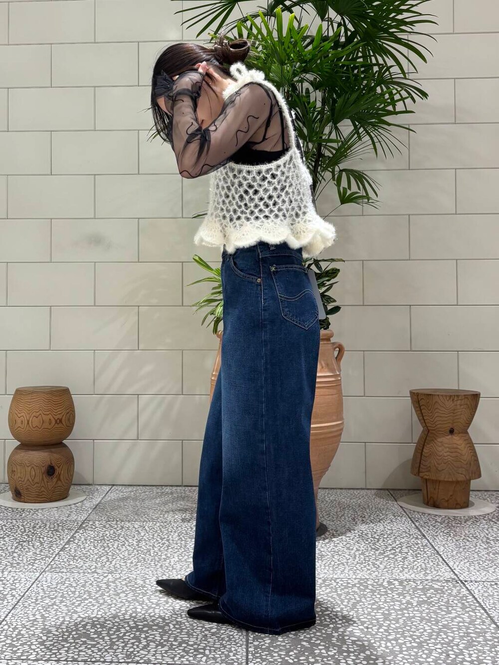 「lee、newarrival、ここでしか手に入らない別注アイテム、私のイチ推しブランド、暮らしを楽しむ、私の推しデニムスタイル、ラメ、春コーデ、シアートップス、デニムコーデ、大人かわいい、お洒落さんとつながりたい、休日、デザイントップス、低身長」｜「URBAN RESEARCHのdecor『デコール』　Heartchain Necklace（ネックレス、シルバー系）」を使った、COCOAさん（レディース・155cm）の春コーディネートの3枚目の写真