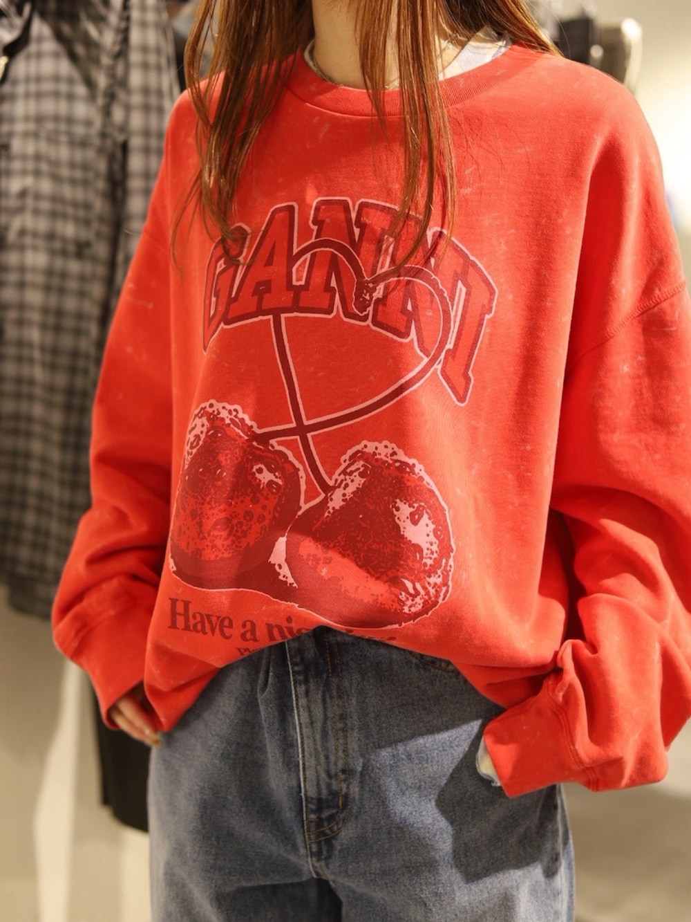 ブルー系のTシャツ/カットソー、レッド系のスウェット、ブルー系のデニムパンツを着用したレディースの夏コーディネートの3枚目の写真