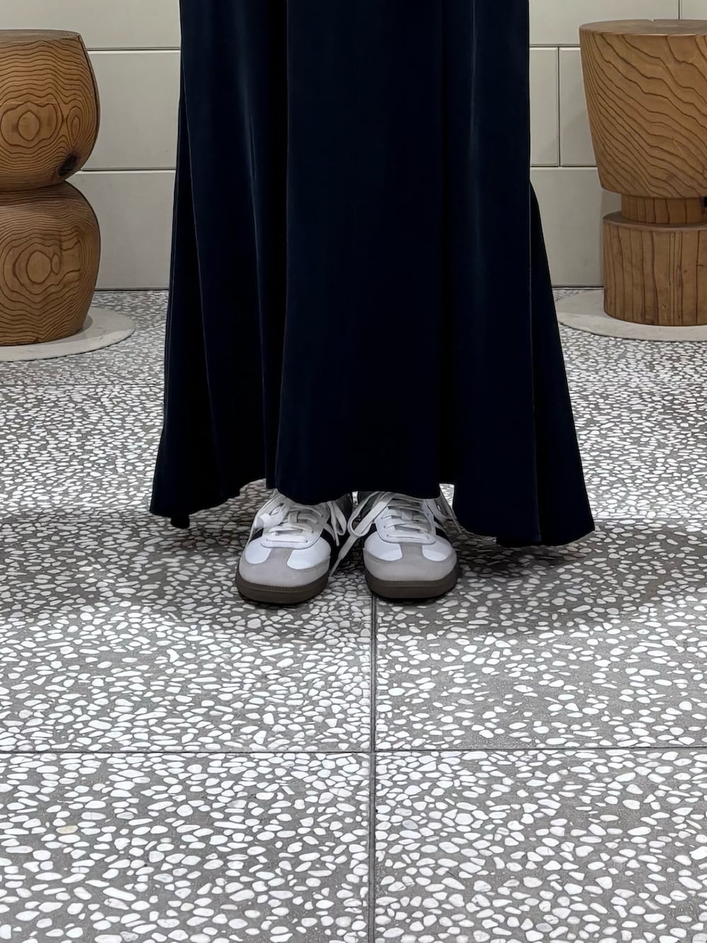 ブルー系のワンピース、グレー系のその他アウター、ベージュ系のショルダーバッグを着用したレディースの夏コーディネートの4枚目の写真