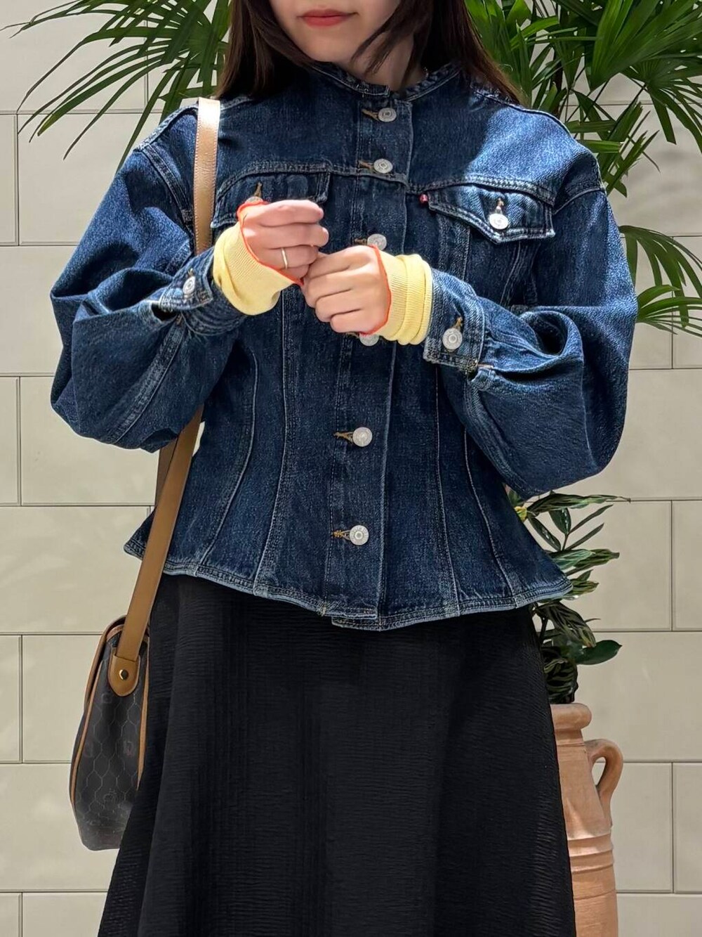 「デートコーデ、春アウター、newarrival、低身長おススメアウター、私のイチ推しブランド、暮らしを楽しむ、私の推しデニムスタイル、リーバイス、おでかけコーデ、春服コーデ、きれいめコーデ、低身長女子、スカートコーデ、ロングスカート、adidas」｜「URBAN RESEARCH ROSSO WOMENのシアージャガードフォルムスカート（スカート、ブラック系）」を使った、COCOAさん（レディース・155cm）の冬コーディネートの3枚目の写真