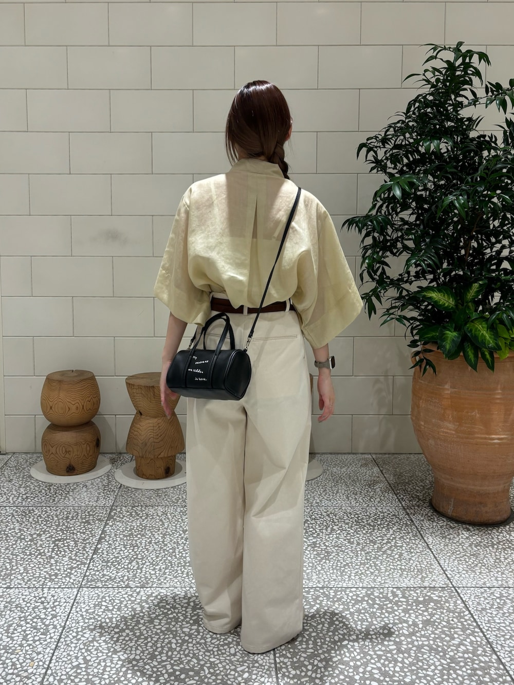 「お出かけコーデ、カジュアルスタイル、パンツスタイル、シンプルコーデ、淡色コーデ」|「URBAN RESEARCHのチノワイドパンツ(チノパンツ、ベージュ系)」を使った、COCOAさん(レディース・155cm)の夏コーディネートの4枚目の写真