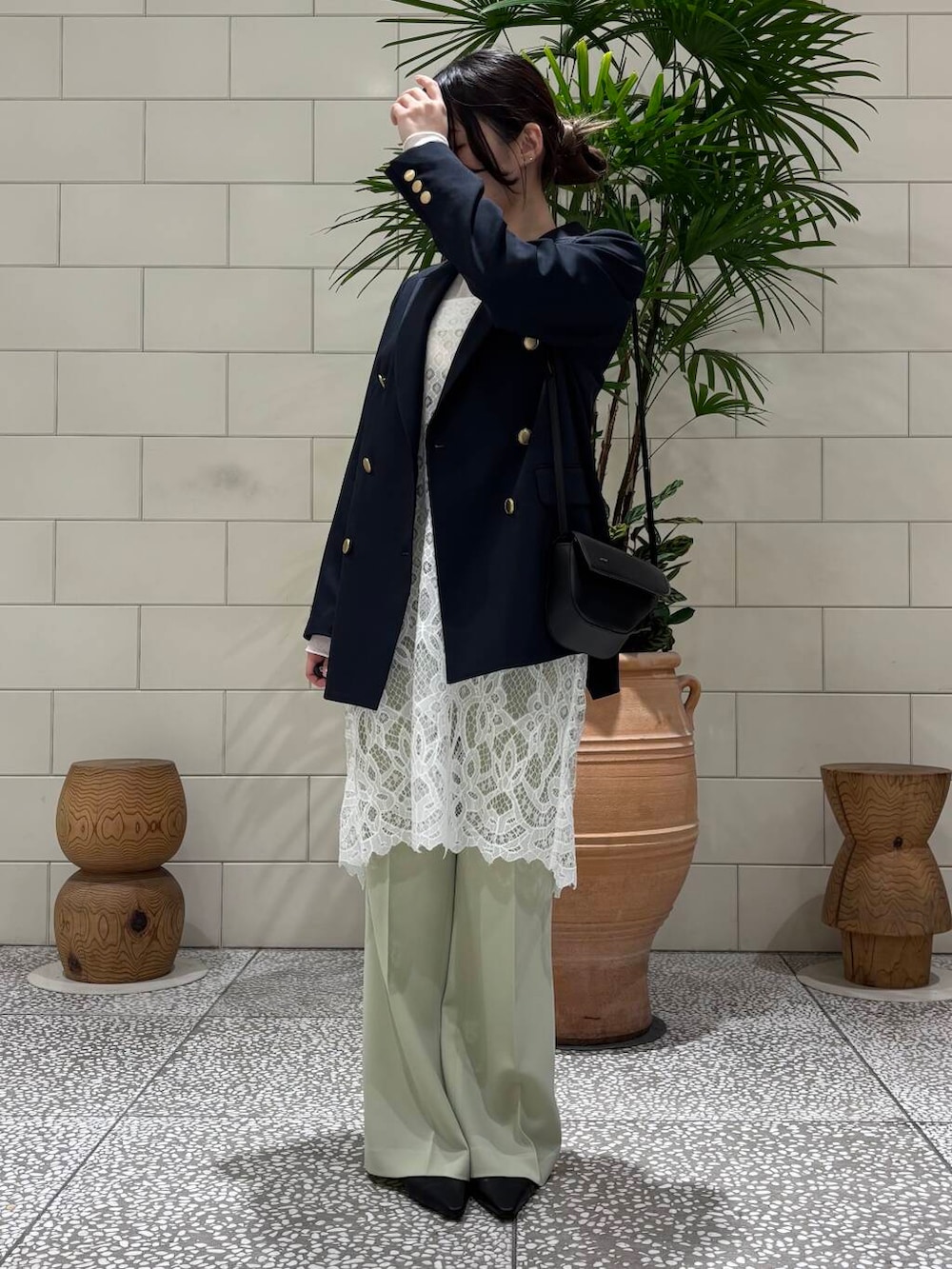 ブルー系のその他アウター、ホワイト系のワンピース、グリーン系のその他パンツを着用したレディースの春コーディネートの2枚目の写真