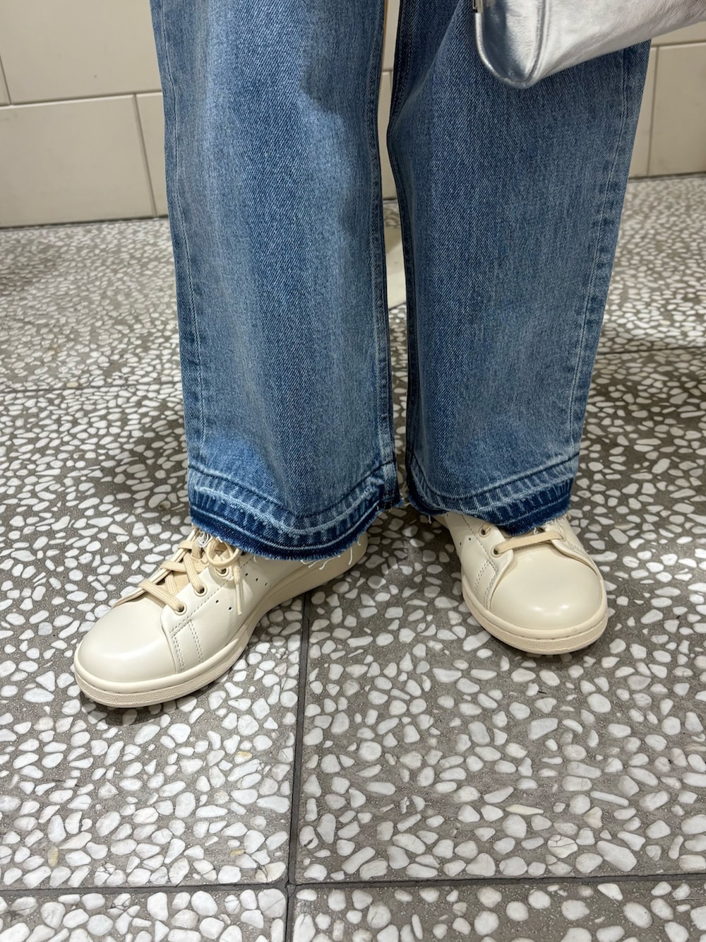 ピンク系のカーディガン/ボレロ、ピンク系のTシャツ/カットソー、ブルー系のデニムパンツを着用したレディースの冬コーディネートの3枚目の写真