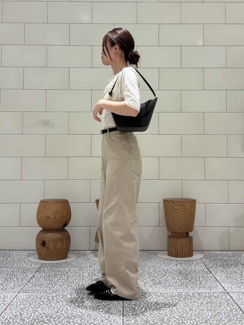 ホワイト系のTシャツ/カットソー、ベージュ系のその他パンツ、ブラウン系のショルダーバッグを着用したレディースの夏コーディネートの2枚目の写真