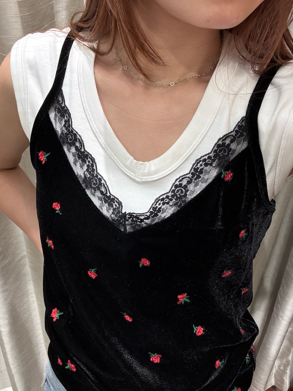 ホワイト系のタンクトップ、ブラック系のキャミソール、ブルー系のデニムパンツを着用したレディースの夏コーディネートの4枚目の写真