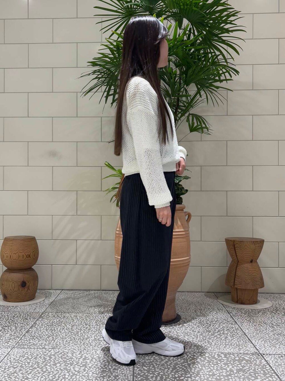「newarrival、暮らしを楽しむ、新作スニーカーコーデ、メッシュニット、ロゴT、春コーデ、ラフコーデ、低身長女子、楽チンコーデ、スラックス、スニーカーコーデ、スニーカー、シンプル、シンプルコーデ、おしゃれさんと繋がりたい」|「URBAN RESEARCHのdecor『デコール』 Heartchain Necklace(ネックレス、シルバー系)」を使った、COCOAさん(レディース・155cm)の春コーディネートの3枚目の写真