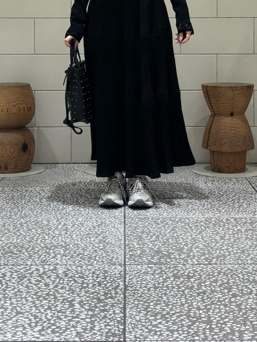 ブラック系のトートバッグ、ホワイト系のTシャツ/カットソー、ホワイト系のスニーカーを着用したレディースの春コーディネートの6枚目の写真