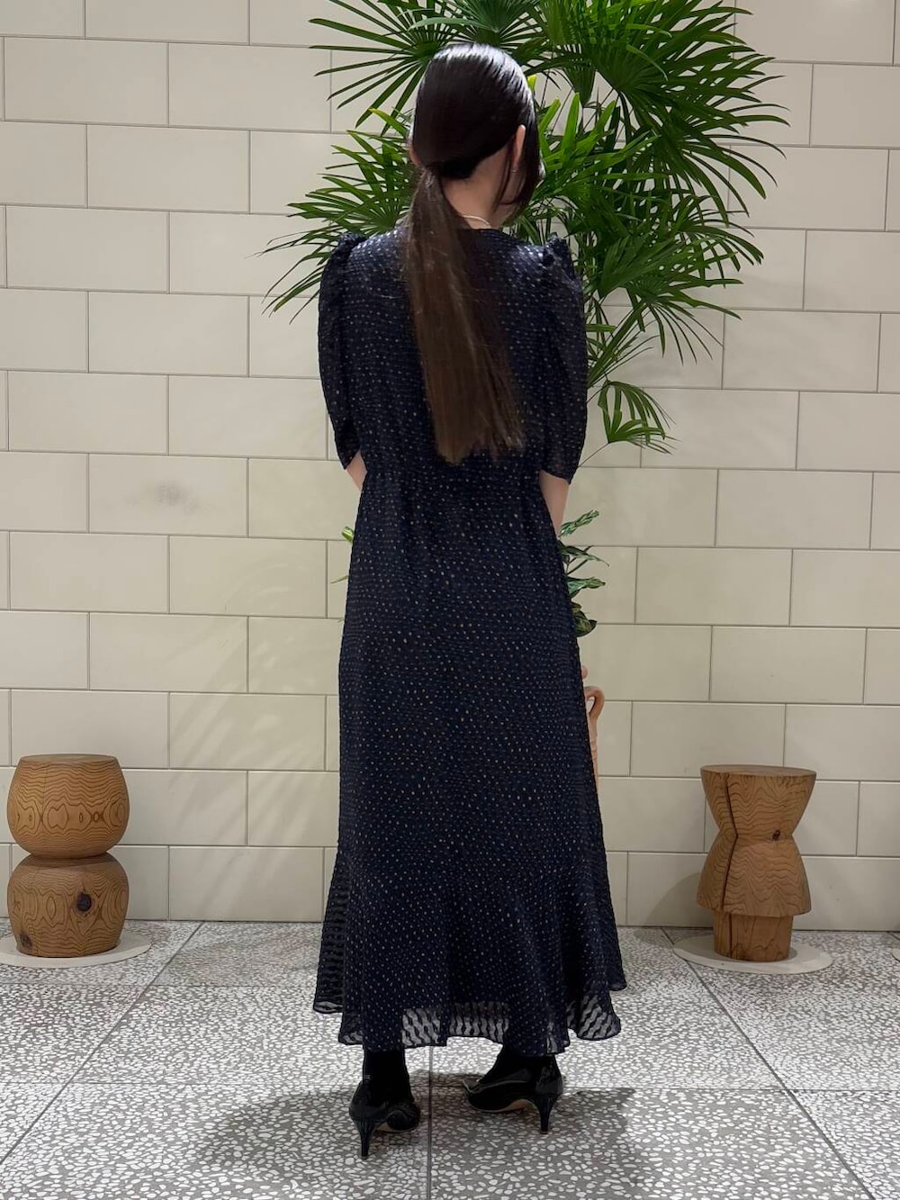 「セレモニースタイル、newarrival、セレモニー、ここでしか手に入らない別注アイテム、暮らしを楽しむ、結婚式、結婚式 ワンピース、結婚式二次会スタイル、結婚式スタイル、結婚式コーデ、ドレス、ワンピース、ワンピーススタイル、スパンコール、低身長女子」｜「URBAN RESEARCH ROSSO WOMENのオリジナルエナメルパンプス（パンプス、ブラック系）」を使った、COCOAさん（レディース・155cm）の冬コーディネートの2枚目の写真