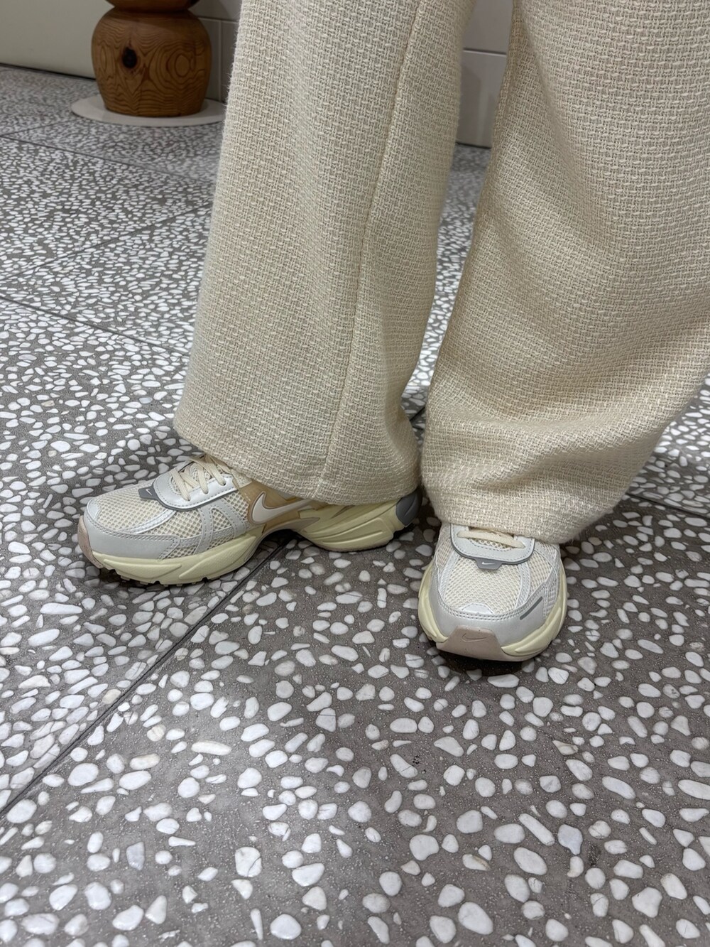 「ニットジャケット、ツイード、ツイードパンツ、冬のコーデ、キレイめカジュアル、低身長女子、パンツ、パンツスタイル、休日スタイル、おしゃれさんと繋がりたい、スニーカー」|「URBAN RESEARCHのdecor『デコール』 Heartchain Necklace(ネックレス、シルバー系)」を使った、COCOAさん(レディース・155cm)の冬コーディネートの3枚目の写真
