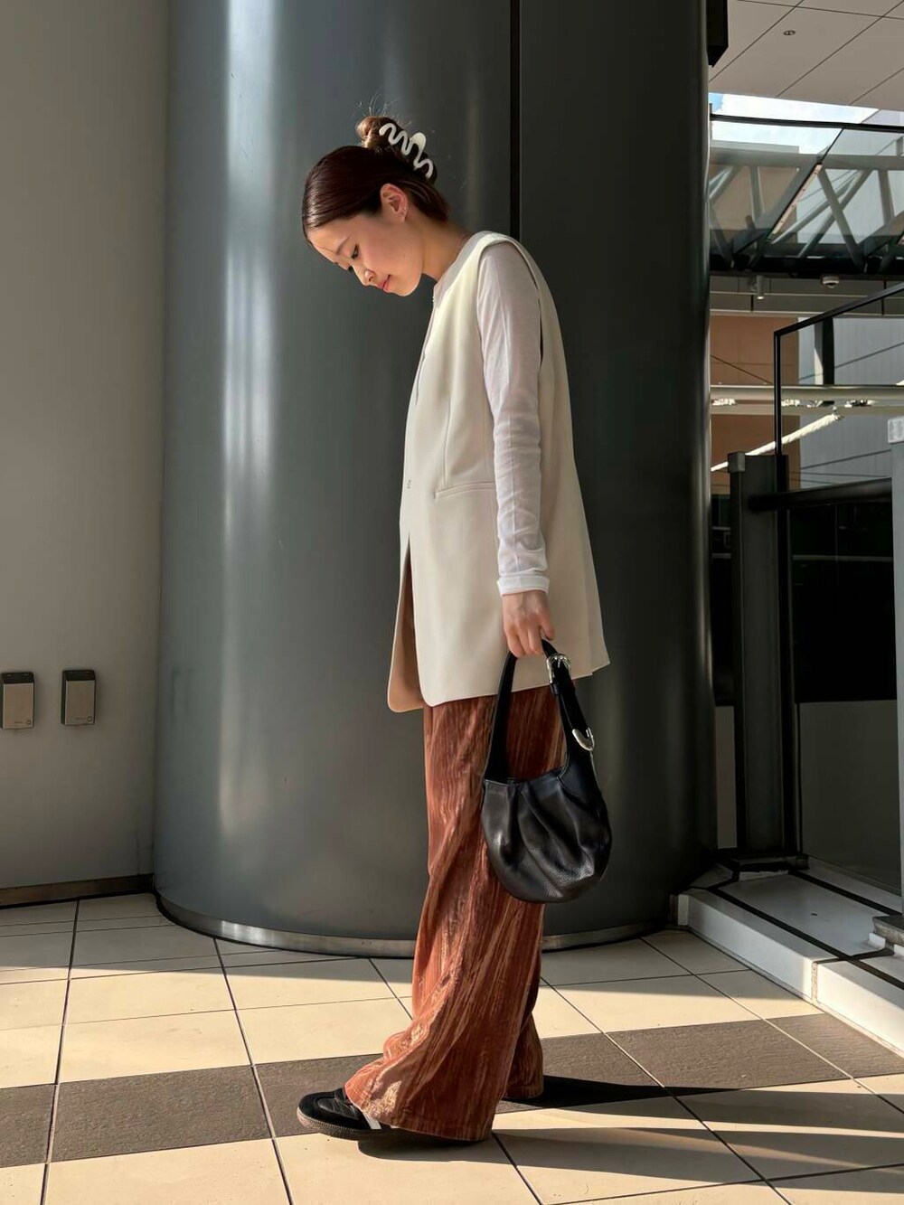 ホワイト系のタンクトップ、ホワイト系のTシャツ/カットソー、ホワイト系のベストを着用したレディースの夏コーディネートの2枚目の写真