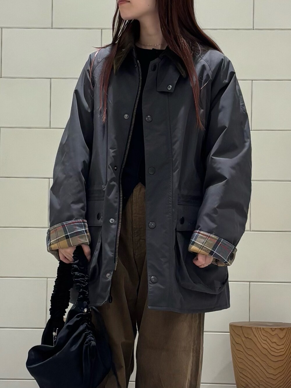 ブラック系のTシャツ/カットソー、グリーン系のその他パンツ、ブラック系のショルダーバッグを着用したレディースの秋コーディネートの3枚目の写真