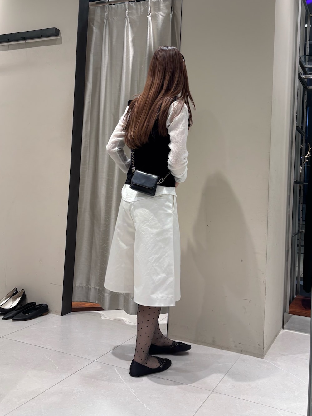 ブラック系のその他トップス、ホワイト系のカーディガン/ボレロ、ホワイト系のその他パンツを着用したレディースの夏コーディネートの2枚目の写真