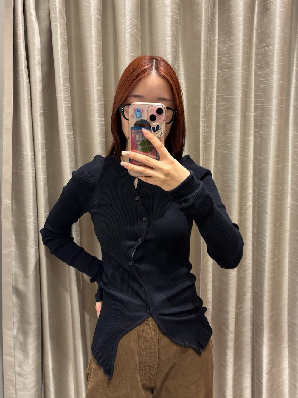 ブラック系のTシャツ/カットソー、グリーン系のその他パンツ、ブラック系のショルダーバッグを着用したレディースの秋コーディネートの7枚目の写真