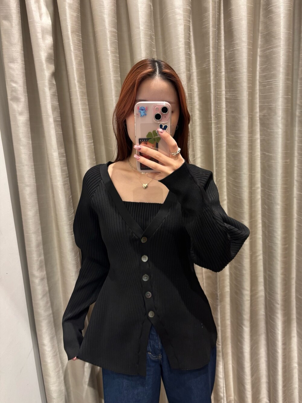 ブラック系のカーディガン/ボレロ、ブルー系のデニムパンツ、ピンク系のショルダーバッグを着用したレディースの冬コーディネートの6枚目の写真