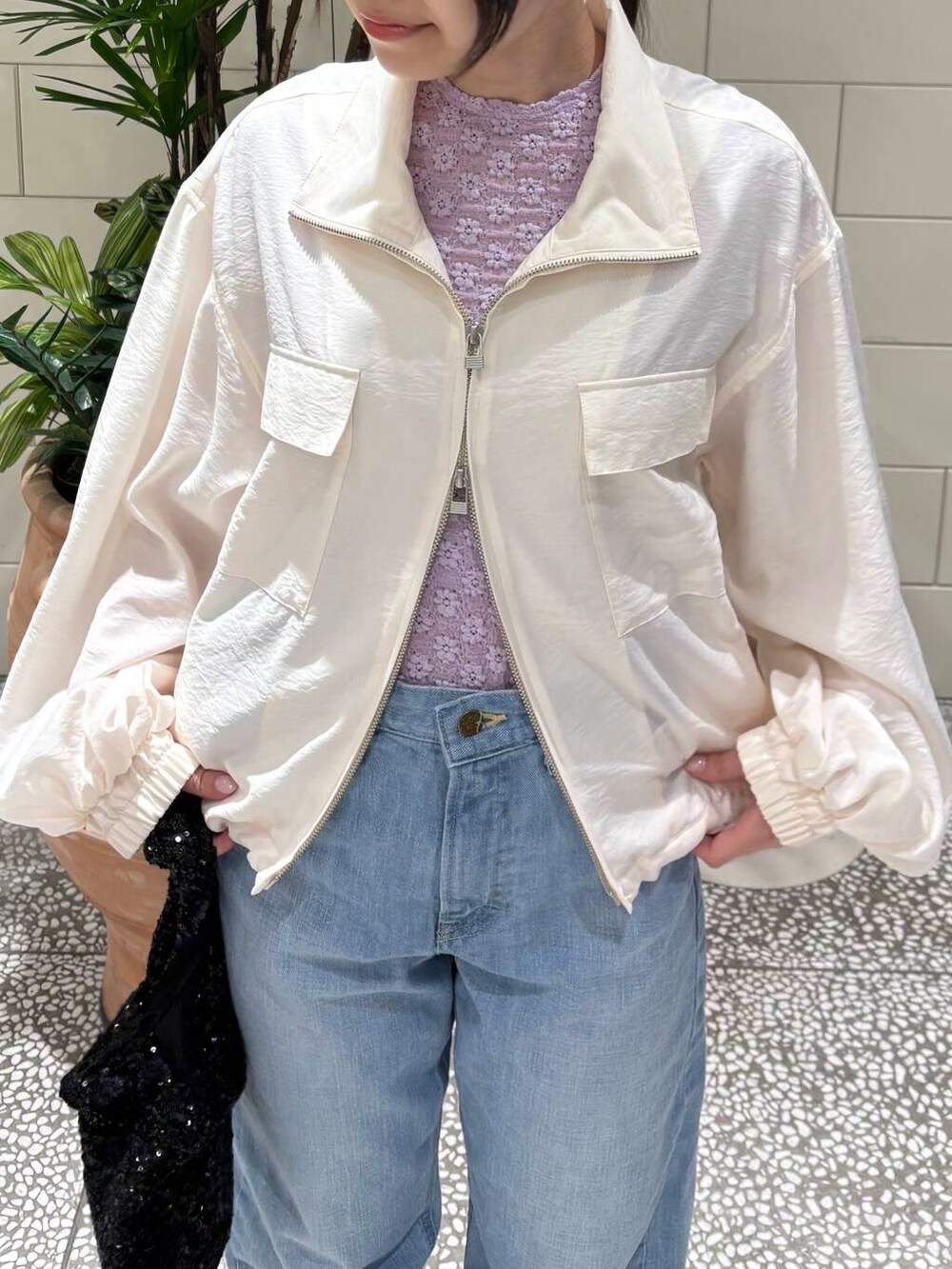 「lee、newarrival、春カラーコーデ、ここでしか手に入らない別注アイテム、低身長おススメアウター、私のイチ推しブランド、暮らしを楽しむ、春色、春めき満開コーデ、お出かけスタイル、おしゃれさんと繋がりたい、春服、春服みてみて、春カラー、パステルカラー」|「URBAN RESEARCH DOORSの『別注』Lee101×DOORS STRAIGHT PANTS(デニムパンツ、ブルー系)」を使った、COCOAさん(レディース・155cm)の春コーディネートの3枚目の写真
