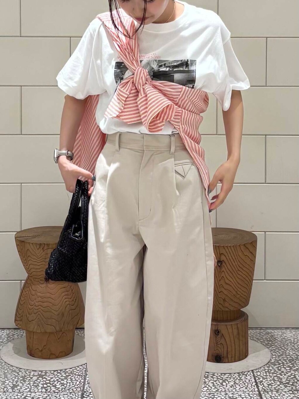 「柄物、旅行コーデ、紫外線対策、帰省コーデ、きれいめ派のtシャツコーデ、ここでしか手に入らない別注アイテム、夏カラーコーデ、私が選ぶセールアイテム25ss」|「URBAN RESEARCHのメッシュ編みレザートートバッグ(トートバッグ、ブラック系)」を使った、COCOAさん(レディース・155cm)の夏コーディネートの3枚目の写真