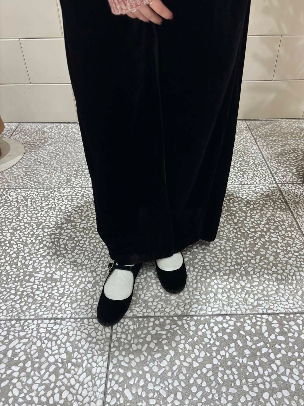 ブラック系のスカート、ベージュ系のカーディガン/ボレロ、ホワイト系のダウンジャケット/コートを着用したレディースの冬コーディネートの6枚目の写真