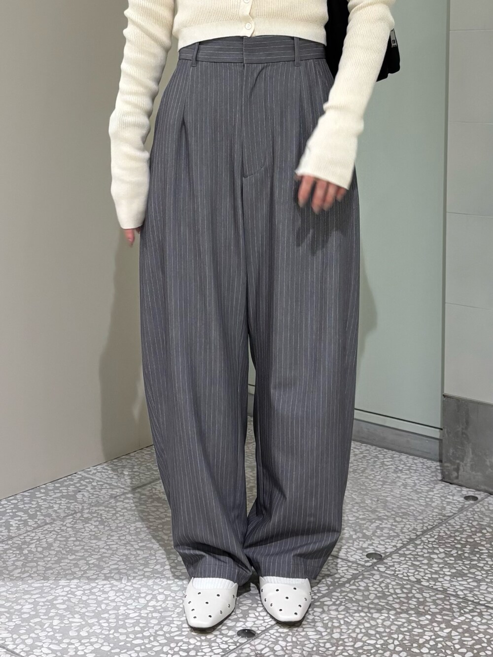 「淡色コーデ、春コーデ、春、新作、ミュール、ニットカーディガン、ニットベスト、リブニット、ストライプパンツ、ストライプ、大人かわいい、カジュアルコーデ、休日コーデ、おでかけコーデ、キレイめ」｜「URBAN RESEARCHのdecor『デコール』　Heartchain Necklace（ネックレス、シルバー系）」を使った、COCOAさん（レディース・155cm）の冬コーディネートの4枚目の写真