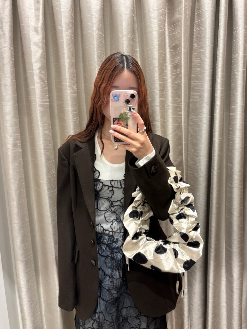 ホワイト系のTシャツ/カットソー、ブルー系のデニムパンツ、ブラウン系のその他アウターを着用したレディースの冬コーディネートの5枚目の写真