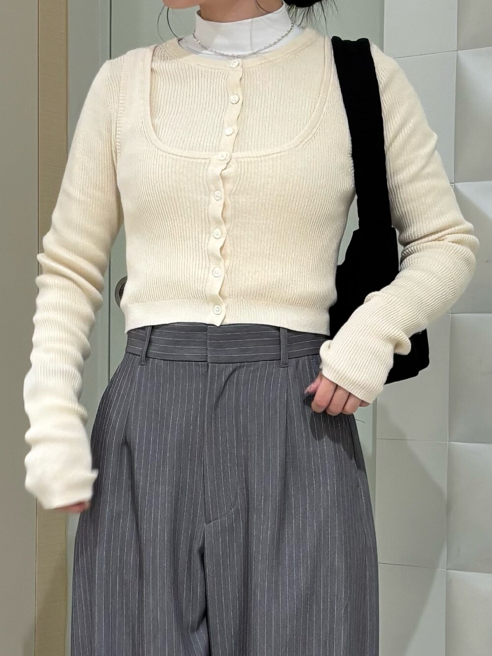 「淡色コーデ、春コーデ、春、新作、ミュール、ニットカーディガン、ニットベスト、リブニット、ストライプパンツ、ストライプ、大人かわいい、カジュアルコーデ、休日コーデ、おでかけコーデ、キレイめ」｜「URBAN RESEARCHのdecor『デコール』　Heartchain Necklace（ネックレス、シルバー系）」を使った、COCOAさん（レディース・155cm）の冬コーディネートの3枚目の写真