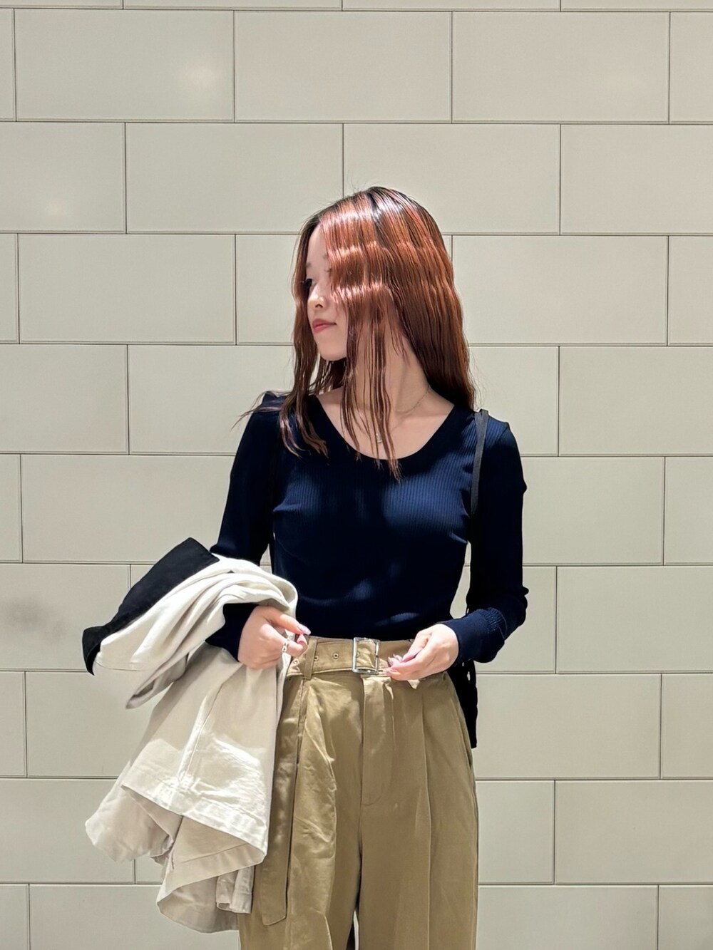 ベージュ系のその他パンツ、ベージュ系のカバーオール、ブラウン系のバックパック/リュックを着用したレディースの冬コーディネートの5枚目の写真