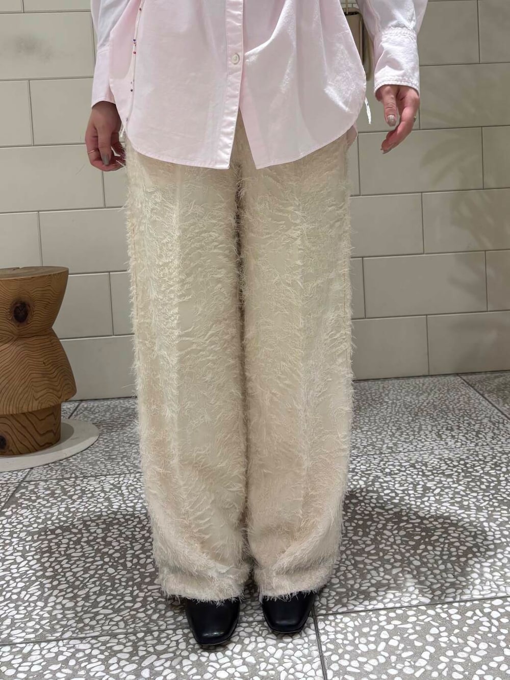 ホワイト系のショルダーバッグ、ホワイト系のその他パンツ、ピンク系のシャツ/ブラウスを着用したレディースの冬コーディネートの7枚目の写真