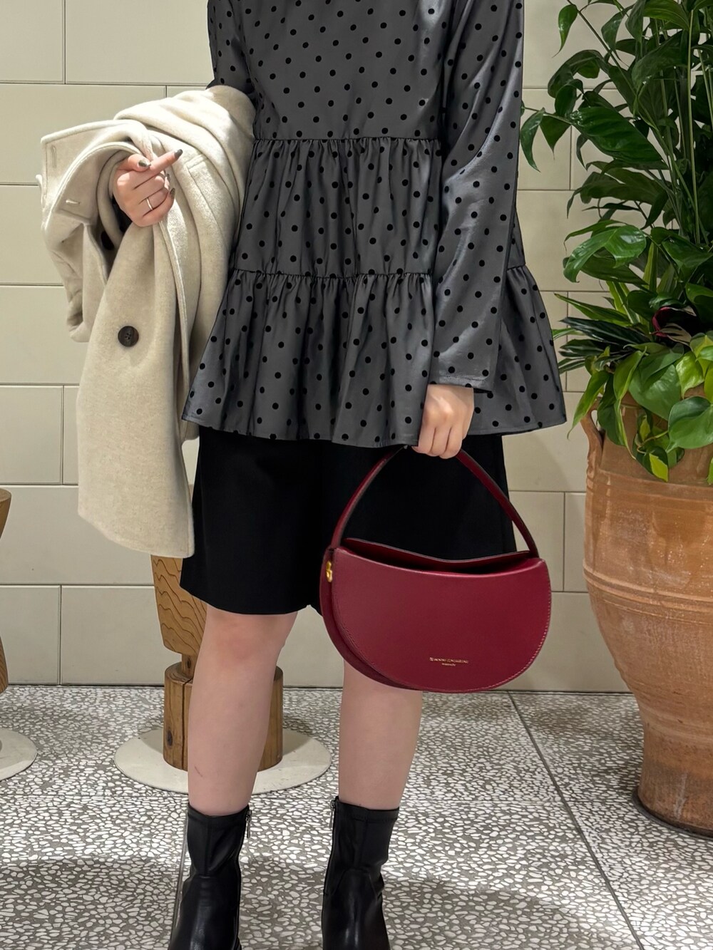 ベージュ系のピーコート、ブラック系のその他パンツ、ブラック系のブーツを着用したレディースの秋コーディネートの4枚目の写真