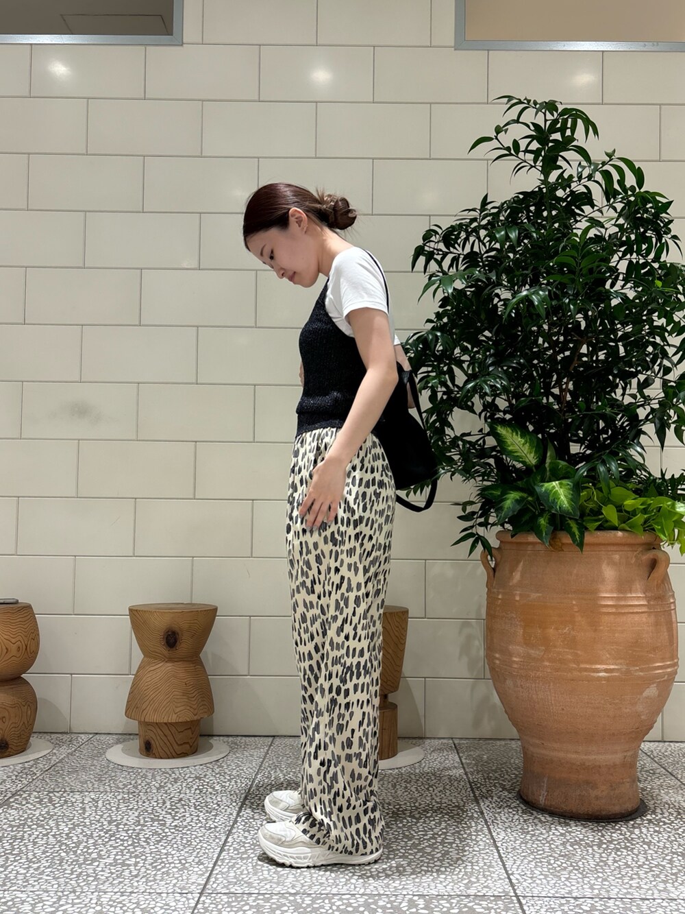 ホワイト系のTシャツ/カットソー、ホワイト系のその他パンツ、ブラック系のキャミソールを着用したレディースの夏コーディネートの2枚目の写真