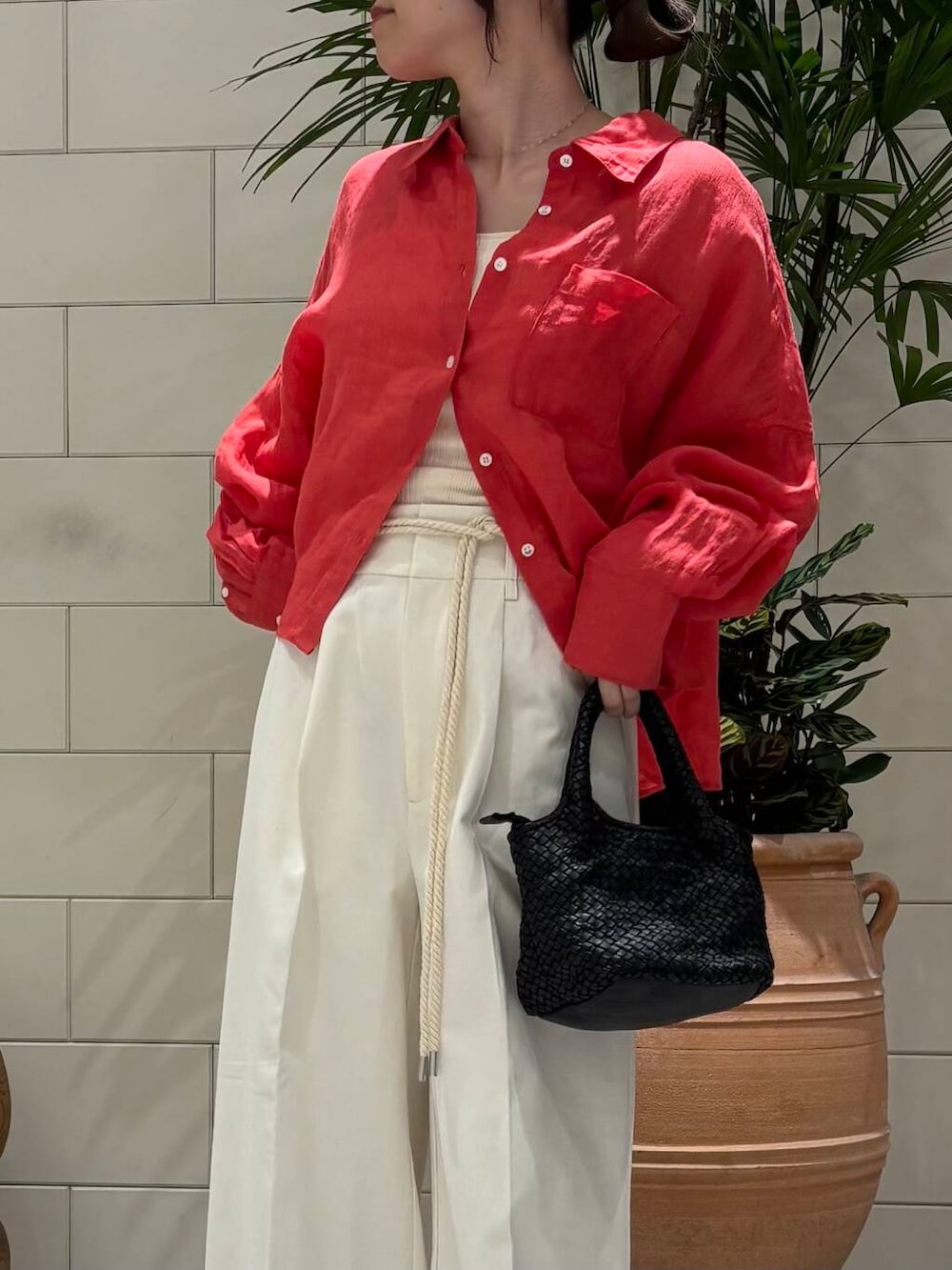 「newarrival、春カラーコーデ、ここでしか手に入らない別注アイテム、暮らしを楽しむ、春コーデ、カラーシャツ、ゆるシルエット、低身長女子、カラーコーデ、キレイめカジュアル、シャツ、シャツスタイル、リネン、リネンシャツ、おしゃれさんと繋がりたい」|「URBAN RESEARCHのdecor『デコール』 Heartchain Necklace(ネックレス、シルバー系)」を使った、COCOAさん(レディース・155cm)の春コーディネートの3枚目の写真