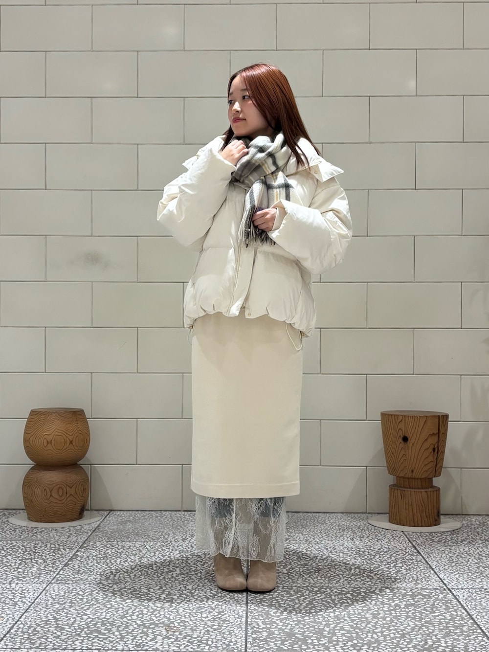 ホワイト系のダウンジャケット/コート、ホワイト系のカーディガン/ボレロ、ホワイト系のスカートを着用したレディースの秋コーディネートの4枚目の写真