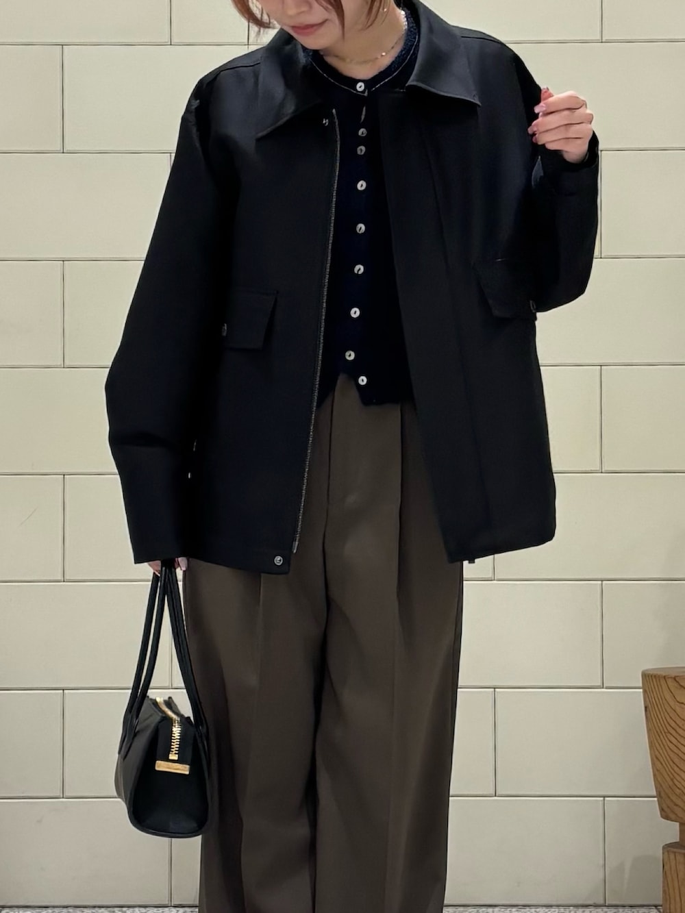 ブルー系のニット/セーター、ブラウン系のその他パンツ、ブルー系のカーディガン/ボレロを着用したレディースの冬コーディネートの5枚目の写真