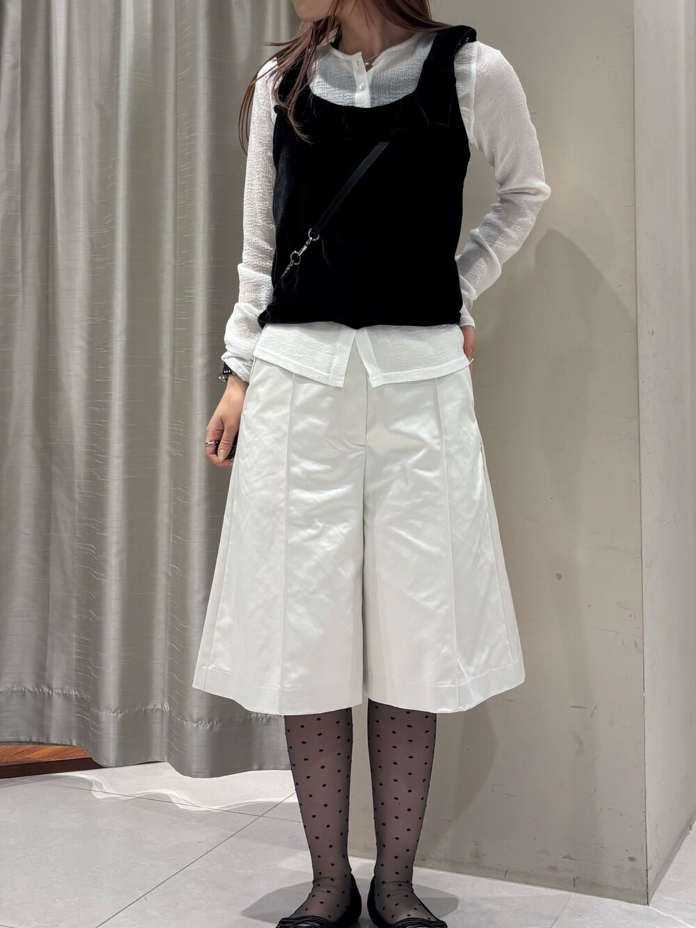ブラック系のその他トップス、ホワイト系のカーディガン/ボレロ、ホワイト系のその他パンツを着用したレディースの夏コーディネートの3枚目の写真